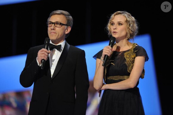 Christoph Waltz et Diane Kruger remettent le César d'honneur à Quentin Tarantino lors de la 36e nuit des César, vendredi 25 février 2011.