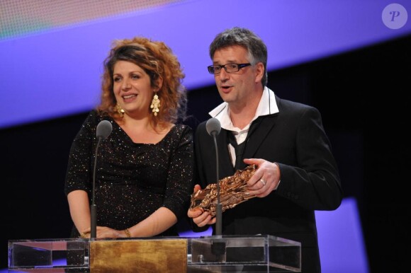 Baya Kasmi et Michel Leclerc, César du meilleur scénario original pour Le Nom des gens, lors de la 36e nuit des César, vendredi 25 février 2011.