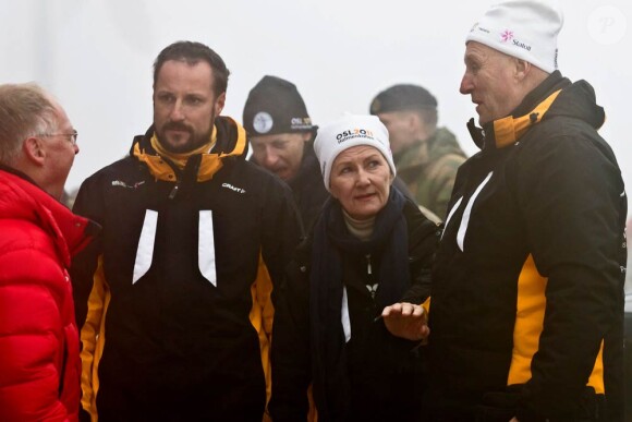 La famille royale norvégienne honore de sa présence les championnats de ski du monde nordique, qui se déroulent jusqu'au 6 mars dans la région d'Oslo. Photo : le prince héritier Haakon avec le couple royal.