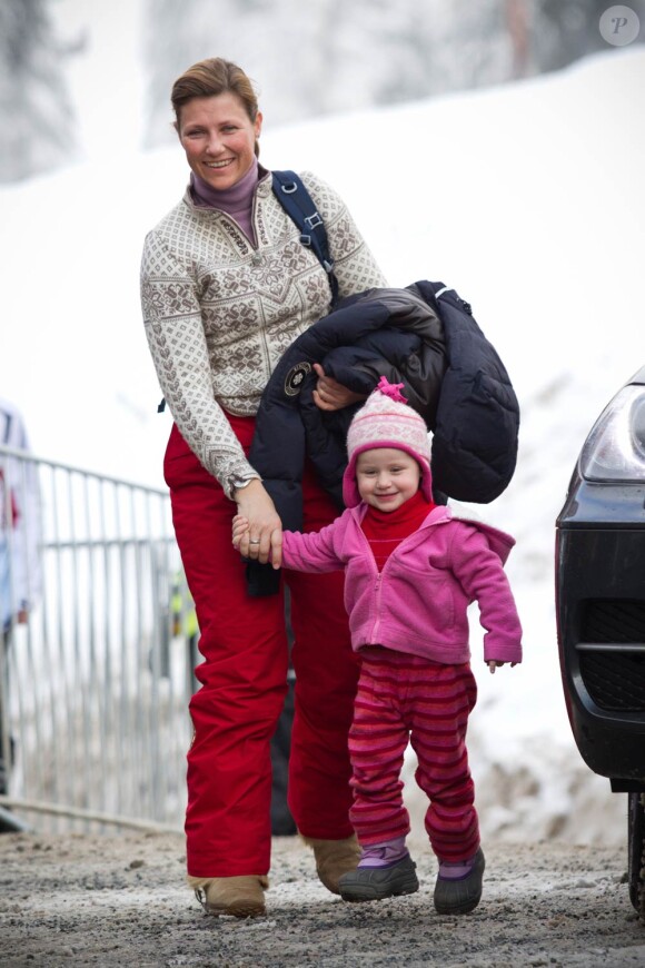 La famille royale norvégienne honore de sa présence les championnats de   ski du monde nordique, qui se déroulent jusqu'au 6 mars 2011 dans la région   d'Oslo. Photo : la princesse Martha-Louise et sa petite Emma.