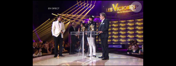 Eddy Mitchell et Matthieu Chedid, alias M, sont ex-aequo et reçoivent tous les deux la Victoire 2011 dans la catégorie Spectacle musical-tournée-concert, lors de la seconde moitié des Victoires de la Musique 2011, mardi 1er mars sur France 2.