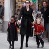 Angelina Jolie et ses enfants en pleine séance shopping à New York en décembre 2010