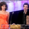 Eric Elmosnino recevant son César du meilleur acteur pour Gainsbourg (vie héroïque) le 25 février 2011