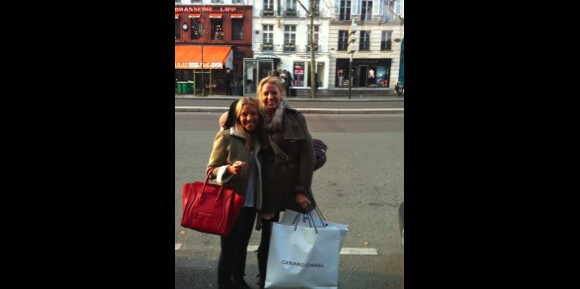 Blake Lively à Paris, le samedi 5 mars, après avoir dévalisé la boutique Darel du boulevard St-Germain (Paris), pose avec une amie.