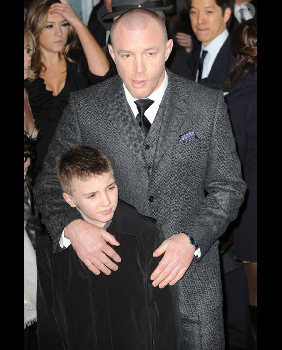 Guy Ritchie et son fils Rocco lors de la première de Sherlock Holmes à New-York en décembre 2009