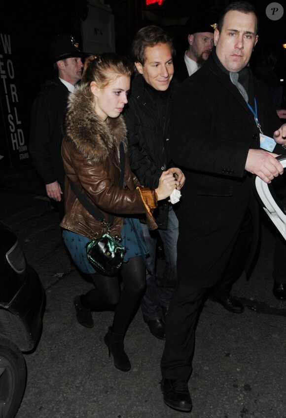 La princesse Beatrice d'York et sonboyfriend Dave Clark à la sortie du club The Box à Londres, vers 4h au matin du 6 mars 2011.