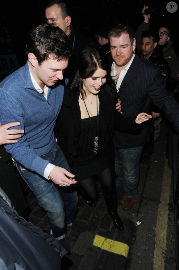 La princesse Eugenie d'York et son boyfriend Jack Brooksbank à la sortie du club The Box à Londres, vers 4h au matin du 6 mars 2011.