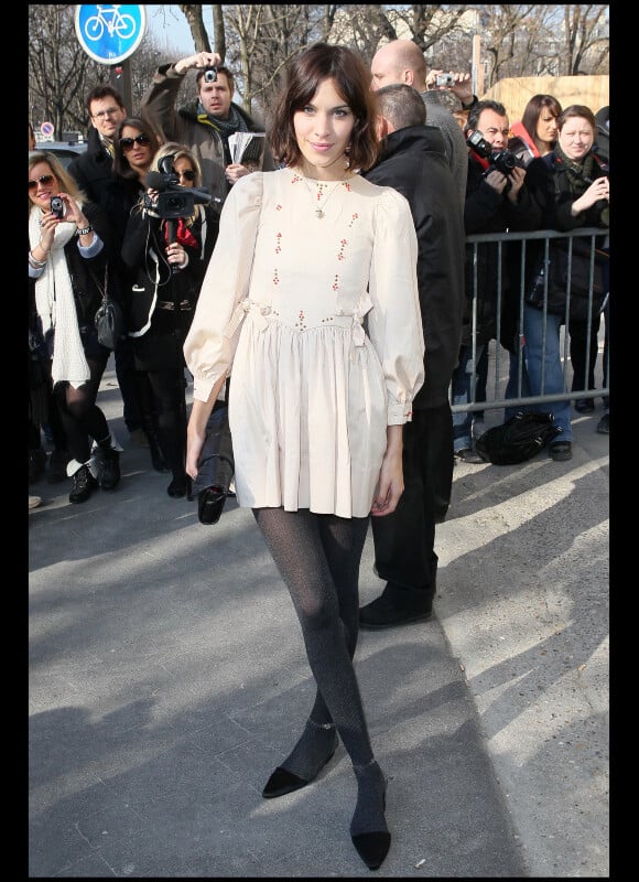 Alexa Chung à son arrivée au défilé Chanel le 8 mars 2011