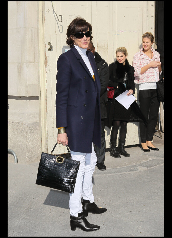 Inès de la Fressange à son arrivée au défilé Chanel le 8 mars 2011