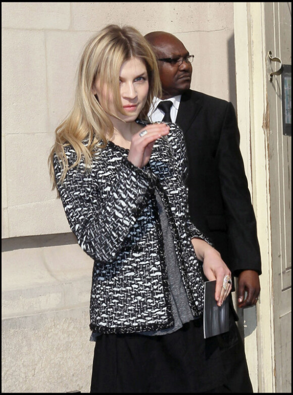 Clémence Poésy à son arrivée au défilé Chanel le 8 mars 2011