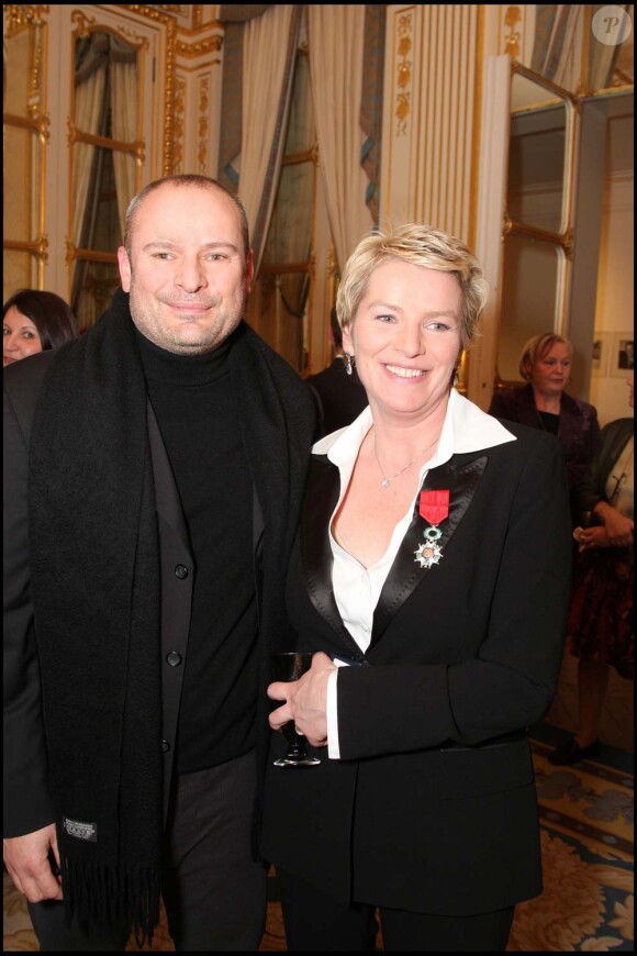 Elise Lucet et son mari Martin Bourgeois, à Paris, le 12 décembre 2008