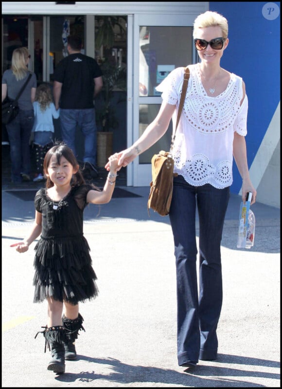 Laeticia Hallyday et sa fille Jade à Los Angeles mi-février 2011