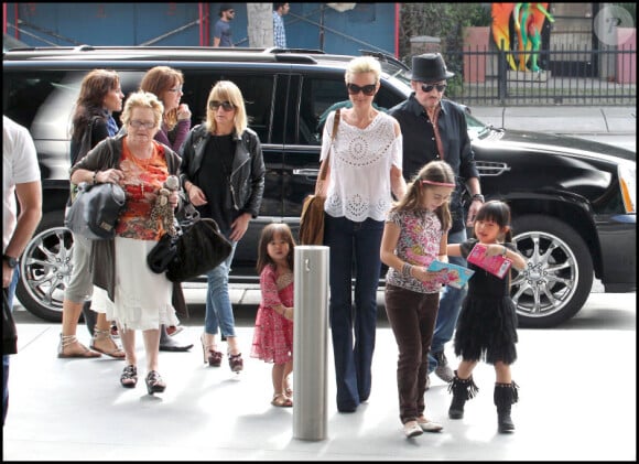 Laeticia et Johnny Hallyday et leurs filles Jade et Joy à Los Angeles mi-février 2011