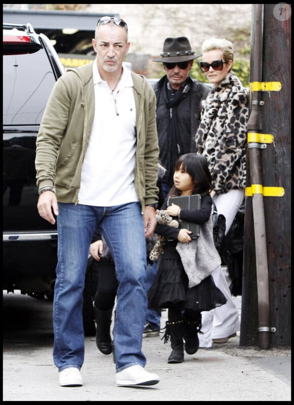 Johnny et Laeticia Hallyday avec leurs filles Jade et Joy à Los Angeles mi-février 2011