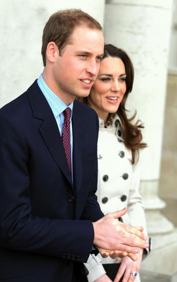 Kate Middleton et le prince William lors de leur visite à Belfast dans un trench en laine Burberry