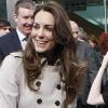 Kate Middleton lors de sa visite à Belfast dans un trench en laine Burberry