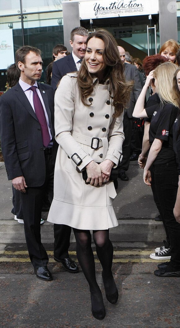 Kate Middleton lors de sa visite à Belfast dans un trench en laine Burberry