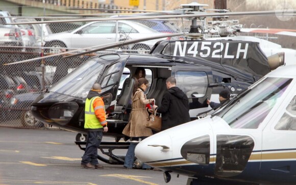 Katie Holmes et sa fille Suri Cruise à l'héliport de New York, le 11 mars 2011