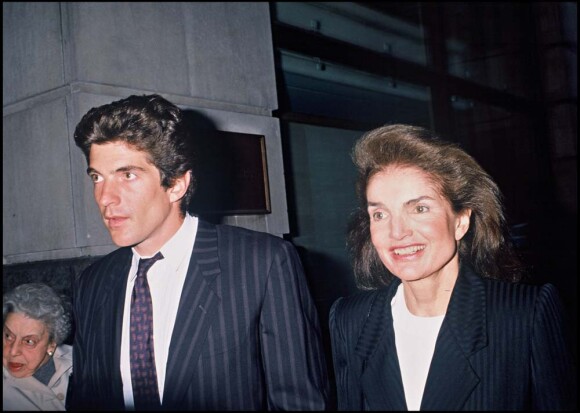 John John Kennedy et sa mère Jackie, août 1990