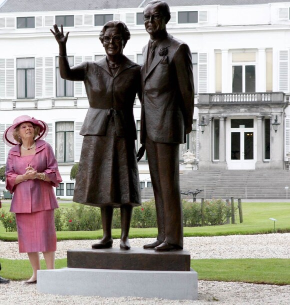 La reine Beatrix dans les jardins du palais de Soestdijk, dévoilant une statue de ses parents, en 2009.