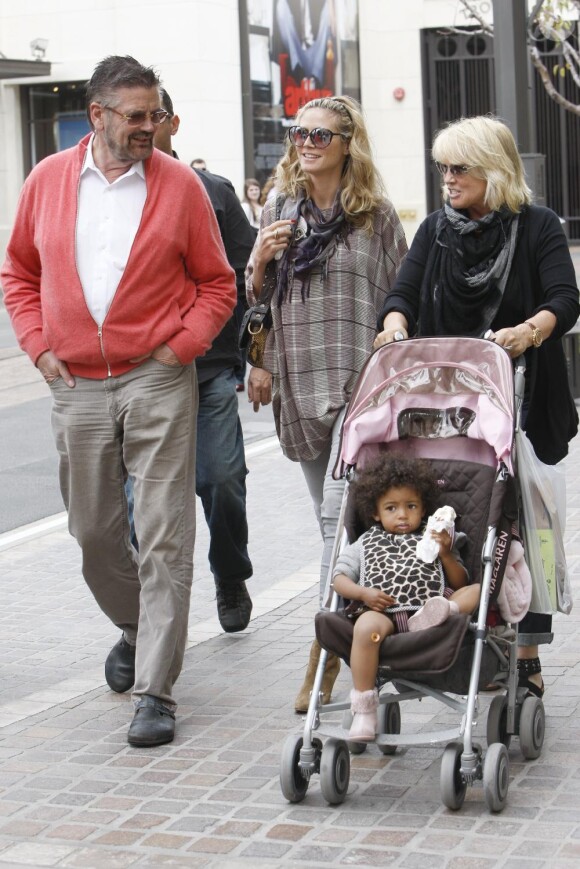 Heidi Klum en famille à Los Angeles au centre commercial The Grove le 18 mars 2011