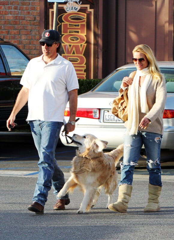 Nicollette Sheridan et son boyfriend Steven Pate avec leur chien en promenade