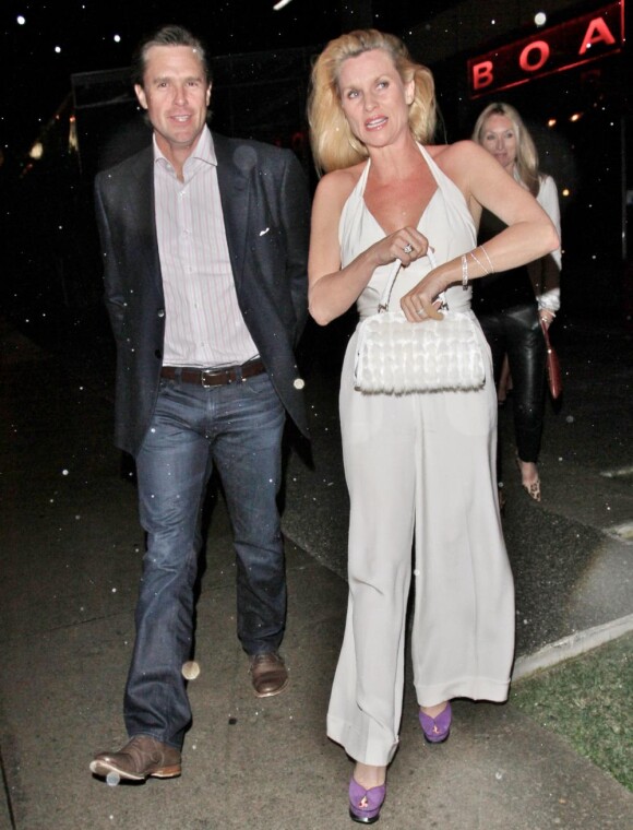 Nicollette Sheridan et son boyfriend Steven Pate sortent du restaurant après un dîner romantique à Hollywood, Los Angeles le 18 mars 2011