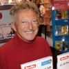 Nelson Monfort fait quelques dédicaces sur son livre Les deux méthodes Monfort lors du Salon du Livre au Parc des Expositions à Porte de Versailles à Paris, le 19 mars 2011
