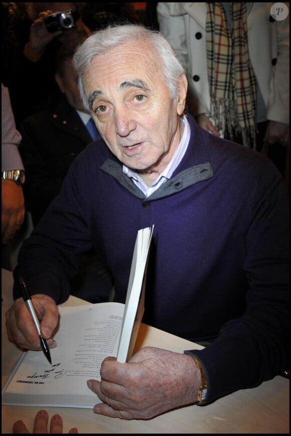 Charles Aznavour au Salon du Livre, à Paris, en mars 2011.
