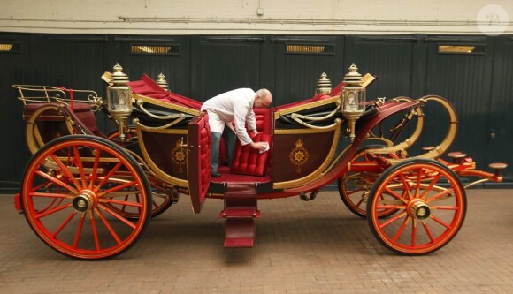 Les différents carrosses prévus pour le mariage du prince William et Kate Middleton le 29 avril 2011 à Londres sont prêts. Si le temps le permet, ils passeront devant la foule en liesse dans la State Landau, carrosse découvert.