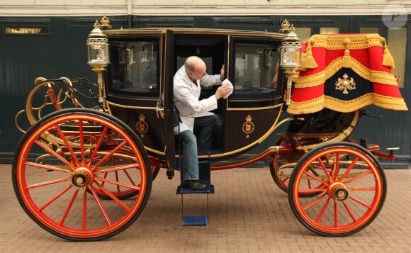 Les différents carrosses prévus pour le mariage du prince William et Kate Middleton le 29 avril 2011 à Londres sont prêts. A la sortie de l'église, en fonction de la météo, ils pourraient emprunter le coche vitré.