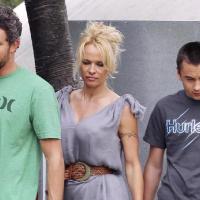 Pamela Anderson présente son nouveau boyfriend à son géant de fils !