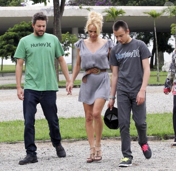 Pamela Anderson au Brésil en compagnie de son aîné Brandon et son petit ami Jon Rose le 21 mars 2011