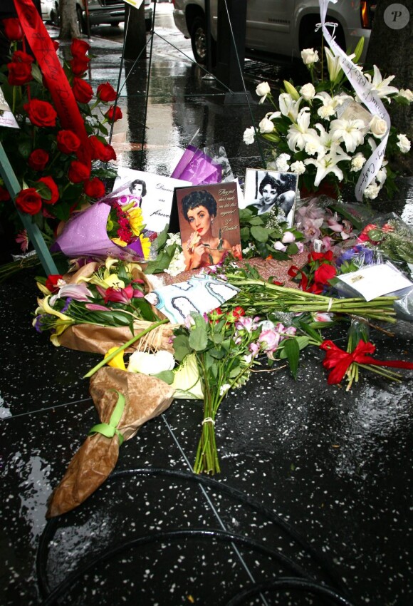 Gerbes de fleurs devant le domicile d'Elizabeth Taylor le 24 mars 2011