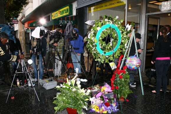 Gerbes de fleurs devant le domicile d'Elizabeth Taylor le 24 mars 2011
