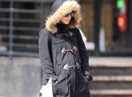 Quelle star mondiale sexy se cache derrière ce manteau et ces lunettes noires ?