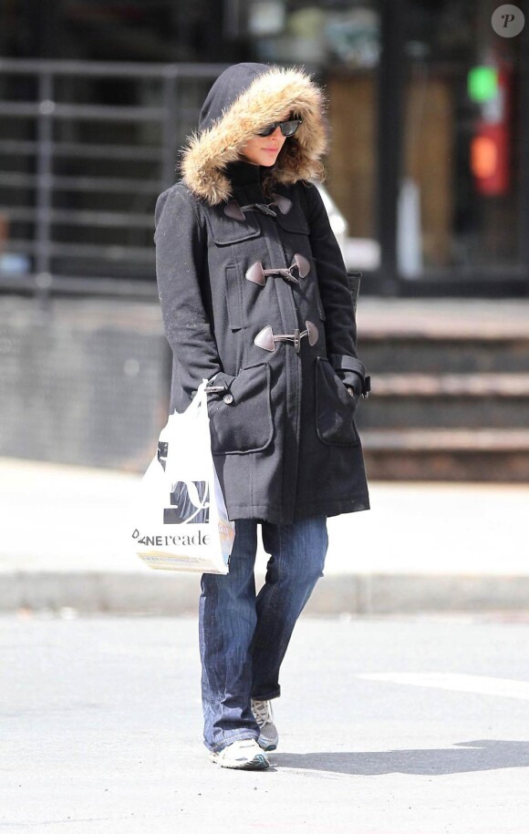 Qui est cette star internationale emmitouflée dans son gros manteau ? New York, le 24 mars 2011.