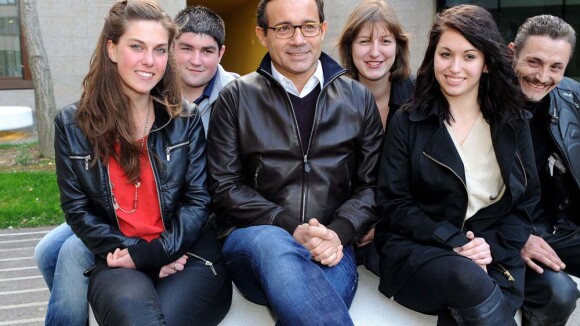 Jean-Luc Delarue, entouré de lycéens, il affiche une mine superbe !
