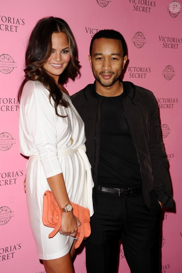 John Legend et sa compagne Chrissy lors de la soirée de lancement de la collection de maillots de bain Victoria's Secret été 2011. Le 30 mars à L.A
