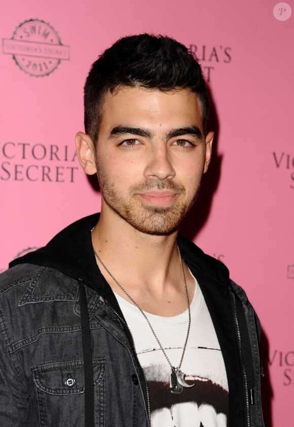 Joe Jonas lors de la soirée de lancement de la collection de maillots de bain Victoria's Secret été 2011. Le 30 mars à L.A