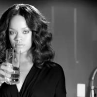 Rihanna : Sexy pour vendre de l'eau, on aura tout vu !