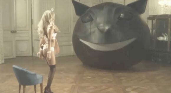 Zahia Dehar dans sa nouvelle vidéo, The Cat Cave, de Nick et Chloé