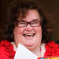 Susan Boyle : Complétement débridée pour ses 50 ans ! Aussi rouge que sa robe !