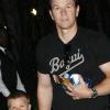 Mark Wahlberg et son fils arrivent au Staples Center pour assister au match de basket opposant l'équipe de Los Angeles à celle de Dallas le 31 mars 2011 à Los Angeles