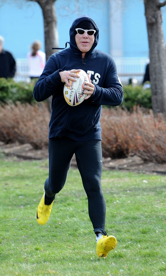Mickey Rourke s'entraîne à fond au rugby, dans un parc de New York le 3 avril 2011