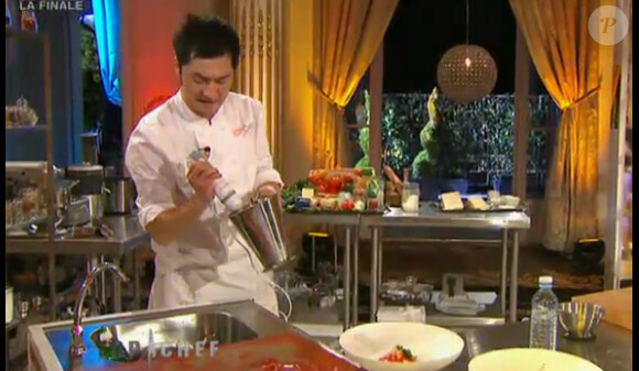 Les candidats préparent leurs assiettes autour du thème de la tomate-mozzarella (Finale de Top Chef 2011, lundi 4 avril). 