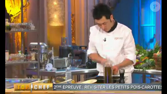 Pierre Sang travaille sur sa création à base de petits pois-carottes (Finale de Top Chef 2011, lundi 4 avril 2011). 