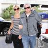 Paris Hilton et son petit ami Cy Waits arrivent à l'aéroport de Los Angeles pour s'envoler vers New York le 3 avril 2011