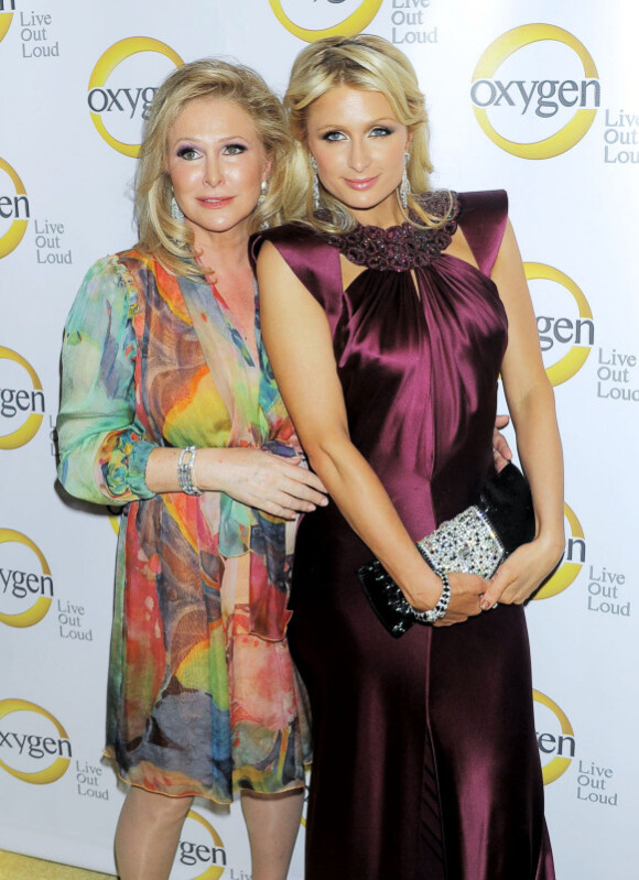 Paris Hilton et sa mère Kathy Hilton lors de la soirée Oxygen Live Loud à New York le 4 avril 2011