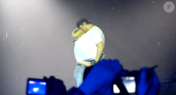 Enrique Iglesias très hot avec une de ses fans sur scène durant son concert à Hasselt en Belgique le dimanche 3 avril 2011